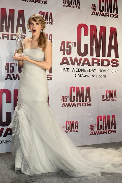 Para una artista 'country pop' como Taylor Swift hacerse con el premio al Artista del año en los CMA es ganar el galardón más importante de la temporada. Para tan importante ocasión eligió un vestido de gasa gris de J. Mendel.