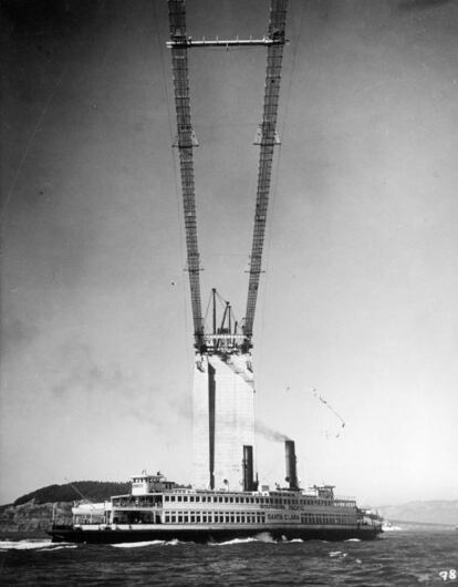 El ferry Santa Clara pasa por debajo del puente en construcción, en una imagen tomada en 1936.