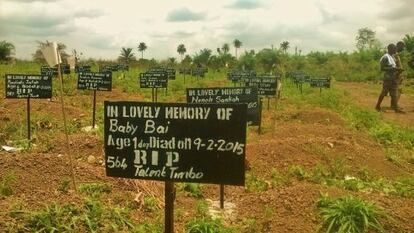 Las tumbas en el cementerio de Makeni (Sierra Leona) están señaladas con un cartel que indica el nombre, la edad y procedencia del fallecido. En la imagen: “En recuerdo del bebé Bay. Edad: 1 día”.