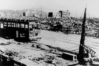 Imagen tomada en Hiroshima el 12 de agosto de 1945, seis días después del lanzamiento de la bomba. A unos 300 metros del hipocentro se ve la estructura de un tranvía en medio de un terreno devastado. Los pasajeros de baja estatura sobrevivieron al quedar "protegidos" por los más altos.