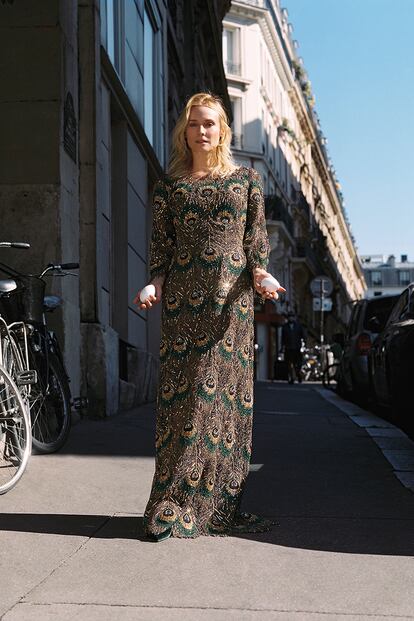 Vestido bordado y zapatos de DOLCE & GABBANA ALTA MODA.