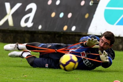 Eñaut Zubikarai, durante un entrenamiento de la Real Sociedad.