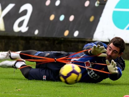 Eñaut Zubikarai, durante un entrenamiento de la Real Sociedad.