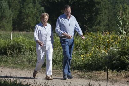 La canciller alemana Angela Merkel, junto al expresidente Mariano Rajoy, realiza un tramo del Camino de Santiago, el 24 de agosto de 2014.