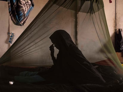 Una mujer enferma de tuberculosis, en su cama del hospital general de Barawe, en Somalia, en 2016.