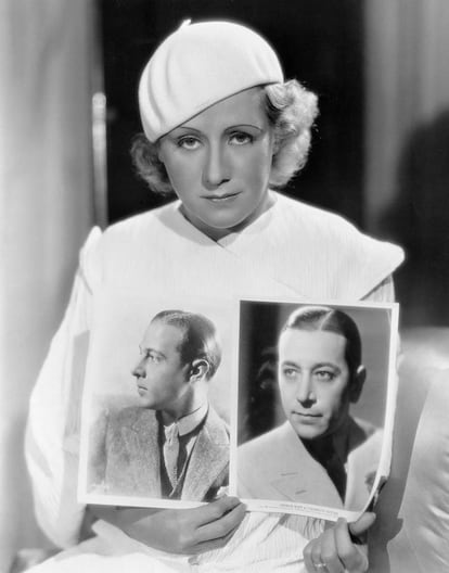 Jean Acker fotografiada en 1933 mientras sujeta, en una mano, una fotografía de su exmarido Rodolfo Valentino y en la otra una de George Raft, que fue vendido como su sucesor.
