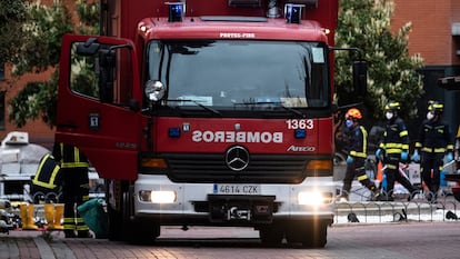 Bomberos desinfectan una residencia en Madrid.