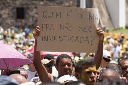 Manifestante de Salvador pede que a presidenta seja investigada. Capital da Bahia reuniu 8 mil pessoas em ato contra Dilma, de acordo com a PM.