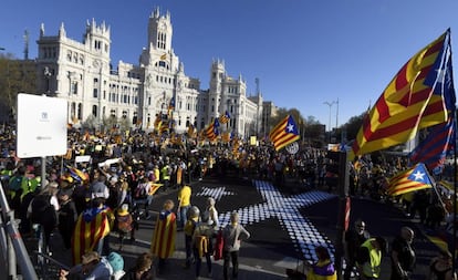 Centenas de pessoas diante do palácio de Cibeles, sede da Prefeitura de Madri, durante a manifestação contra o julgamento do 'procés'. A marcha, ameaçada pelo potencial surgimento de grupos da extrema direita, é motivada pelo do julgamento 'procés', o processo de independência catalão, que ocorre desde fevereiro na Suprema Corte,. O ex-presidente da Assembleia catalã Jordi Sànchez e o presidente da associação catalã Òmnium, Jordi Cuixart, estão sendo julgados em Madri.