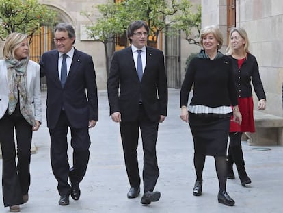 Joana Ortega, Artur Mas, Carles Puigdemont, Irene Rigau, Neus Munt&eacute; y Francesc Homs, en el Palacio de la Generalitat.