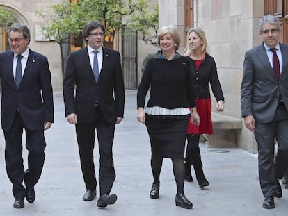 Joana Ortega, Artur Mas, Carles Puigdemont, Irene Rigau, Neus Munt&eacute; y Francesc Homs, en el Palacio de la Generalitat.