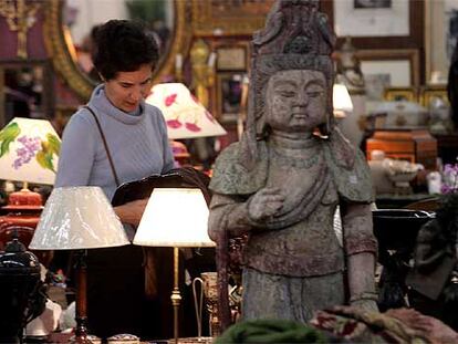 Una mujer observa algunos de los objetos que están a la venta en el Rastrillo hasta el próximo 4 de diciembre.