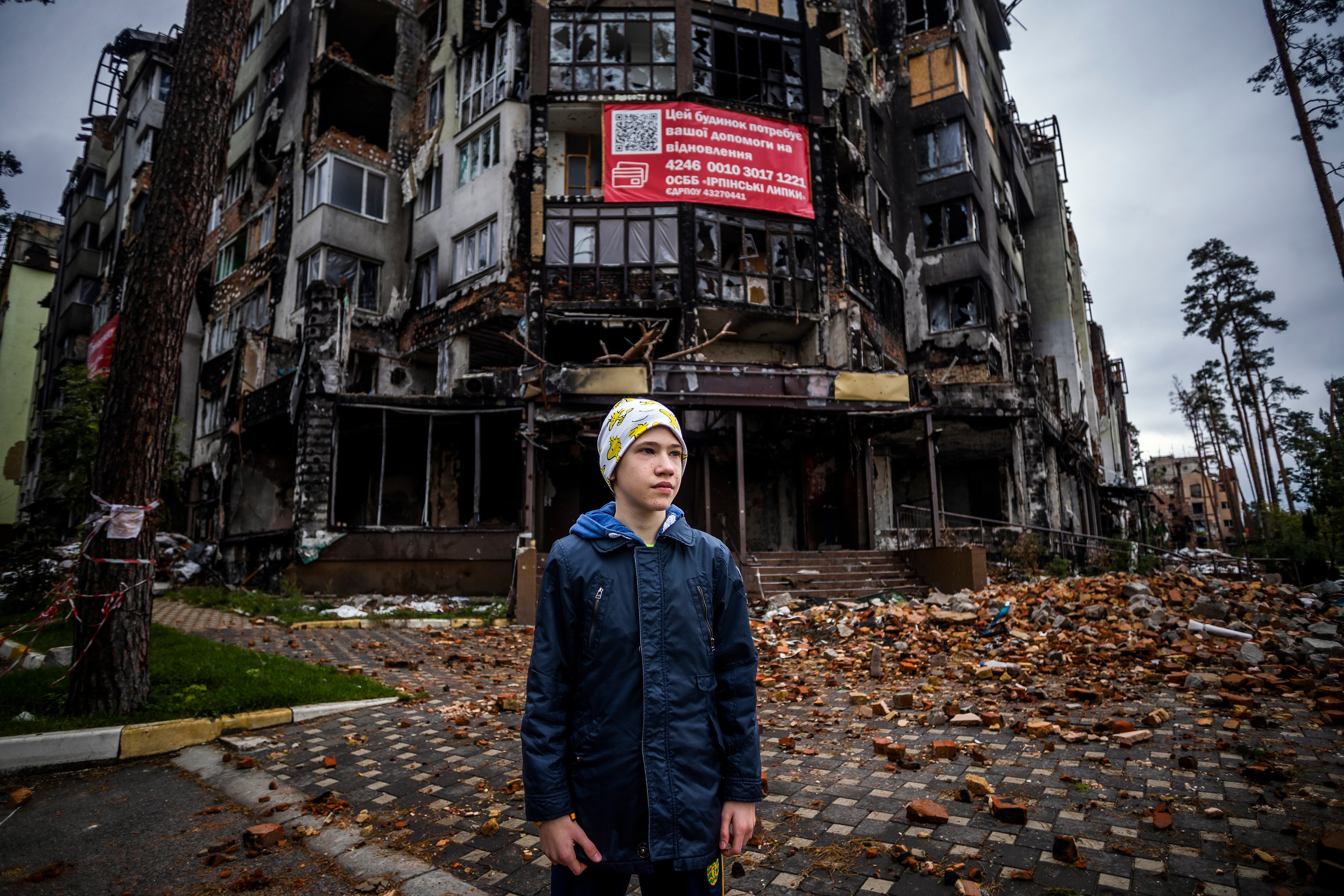 “Creo que nosotros hemos sufrido más que Misha. Él nos ha ayudado a mantener la integridad psicológica”, cuenta Oleksandr de su hijo que, en la foto, aparece en Irpin, localidad vecina de Bucha, donde los destrozos también son numerosos. 