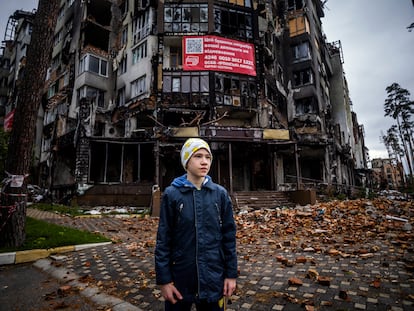 “Creo que nosotros hemos sufrido más que Misha. Él nos ha ayudado a mantener la integridad psicológica”, cuenta Oleksandr de su hijo que, en la foto, aparece en Irpin, localidad vecina de Bucha, donde los destrozos también son numerosos. 