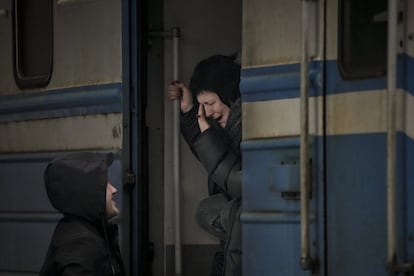 Una mujer en un tren con destino a Lviv llora mientras se despide de un hombre en Kiev, Ucrania, el sábado 12 de marzo de 2022. Los combates continuaron en las afueras de la capital de Ucrania, Kiev, y Rusia siguió bombardeando otras ciudades que resisten.