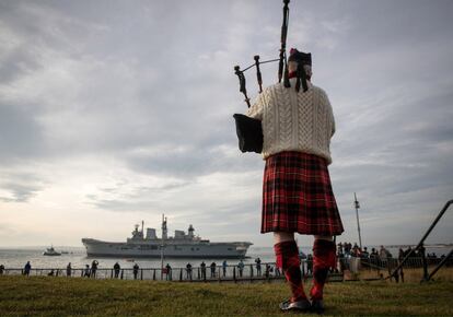 El portaaviones inglés, conocido como 'Lusty', sale de su amarre en el puerto de Portsmouth con rumbo a Turquía, tras haber sido vendido para chatarra.