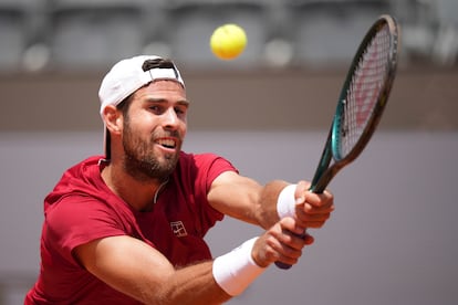 Khachanov devuelve de revés en un instante del duelo.