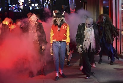 Heidi Klum, disfrazada de hombre lobo, realiza una imitación del baile del video "Thriller" de Michael Jackson en su 18 ° Fiesta Anual de Halloween en Moxy Times Square, Nueva york.