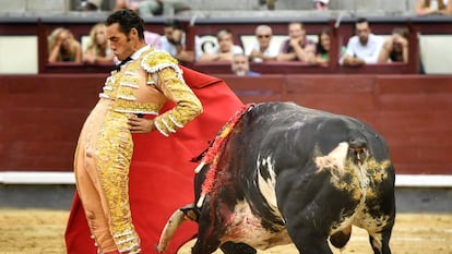 Pepe Moral, en un pase cambiado por la espalda al quinto toro.