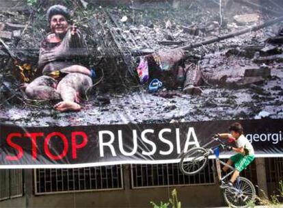 Un cartel en el que se lee en inglés "Detened a Rusia", en el centro de Tbilisi.