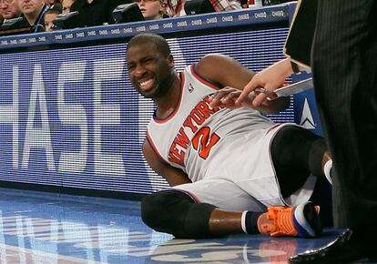 Raymond Felton se duele en la banda.