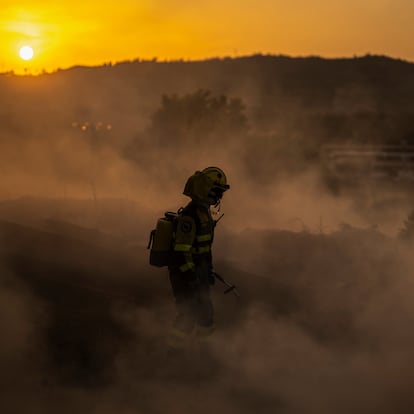 MONTERREI (OURENSE), 13/08/2025.- Los bomberos durante las labores de extinción del incendio que afecta este miércoles al municipio de Monterrei (Ourense). EFE/Brais Lorenzo

