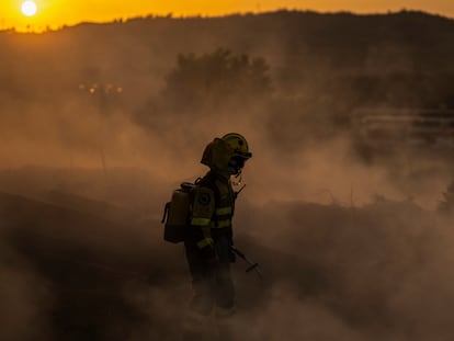 MONTERREI (OURENSE), 13/08/2025.- Los bomberos durante las labores de extinción del incendio que afecta este miércoles al municipio de Monterrei (Ourense). EFE/Brais Lorenzo