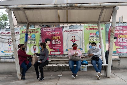 Habitantes de Campeche en parada de camión con cubrebocas