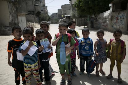 Un grupo de niños palestinos, en una calle del campo de refugiados de Jan Yunis, en el sureste de la franja de Gaza, durante la conmemoración del 68º aniversario de la Nakba (derrota ante Israel), el 15 mayo de 2016.