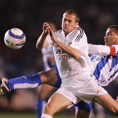 Owen intenta controlar el balón, obstaculizado por Mauro Silva.