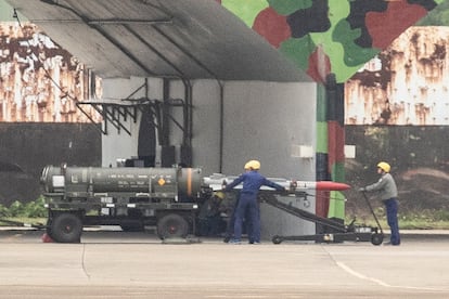 Personal militar cargan misiles en un avión en la base aéra en Hsinchu, Taiwan, este sábado. 