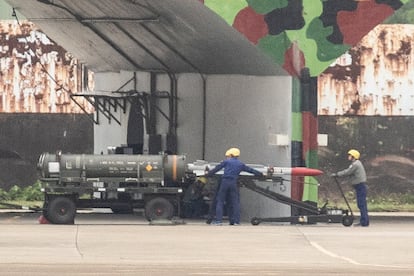 Personal militar cargan misiles en un avión en la base aéra en Hsinchu, Taiwan, este sábado.
