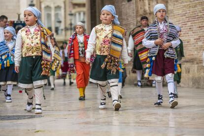 Durante las fiestas, muchos valencianos visten con trajes regionales típicos, como los niños de esta imagen.