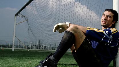 Gianluigi Buffon posa durante un entrenamiento del Parma en 1999.