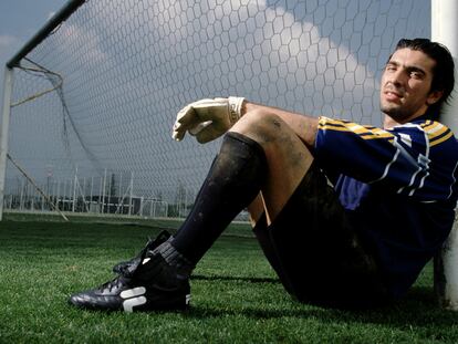 Gianluigi Buffon posa durante un entrenamiento del Parma en 1999.