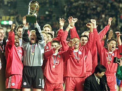 Kahn, que alza el trofeo, y sus compañeros del Bayern celebran su triunfo en la Copa Intercontinental.