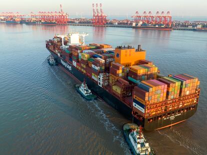 Un buque portacontenedores atraca en la terminal del puerto de Shanghái, China, en diciembre.