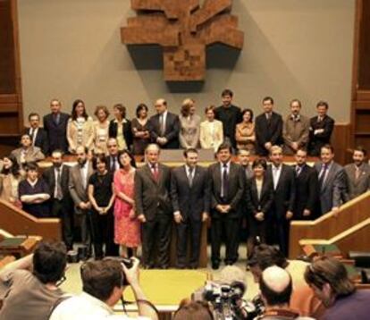 <font size="2"><b>Los 33 parlamentarios de la coalición PNV-EA se acreditan en el Parlamento vasco</b></font><br>(EFE)