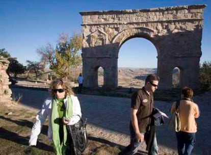 Arco romano de Medinaceli, el único de triple arquería en España. De aquí se cree que salió el espectacular cortejo de acompañamiento de Jimena y las hijas del Cid.