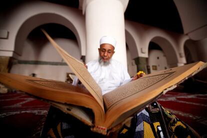 Un hombre lee el corán en el interior de la Gran Mezquita de Sanaa (Yemen).