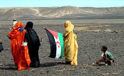 Un grupo de saharauis se manifiesta frente a un tramo de muro marroquí, el pasado sábado, cerca de Tifariti.