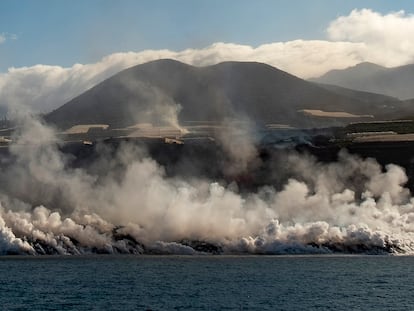 Llegada de la lava al mar en la zona de Tijarafe, este miércoles.