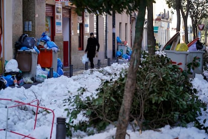 Basura, ramas de árboles, hielo y nieve en una calle del barrio de Bellas Vistas, el pasado miércoles.