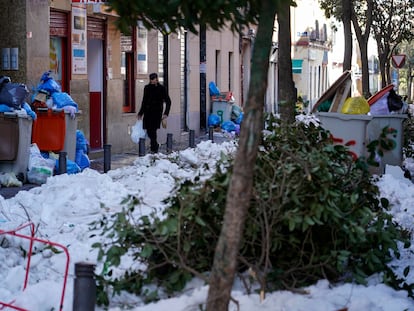 Basura, ramas de árboles, hielo y nieve en una calle del barrio de Bellas Vistas, el pasado miércoles.