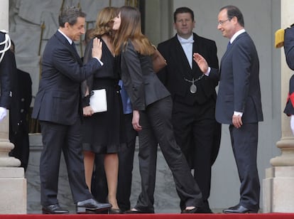 El expresidente Sarkozy se despide del nuevo presidente, François Hollande, a las puertas del Elíseo.