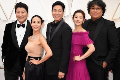 El reparto de 'Parásitos', con Lee Sun-kuyn en el centro, y el director Bong Joon-ho, a la derecha, en la noche de los Oscar de 2020.