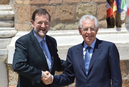 El primer ministro italiano, Mario Monti, junto al presidente del Gobierno, Mariano Rajoy.