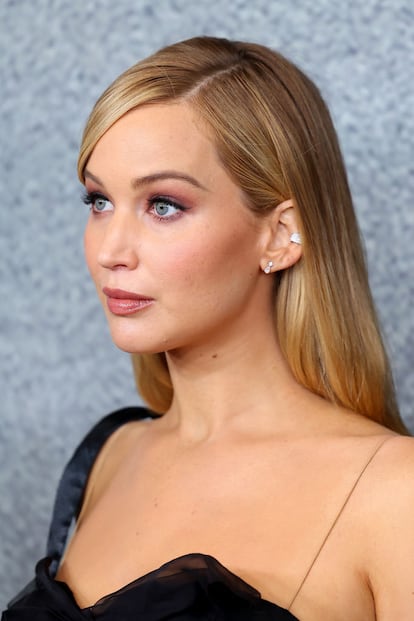 La actriz Jennifer Lawrence presentó ayer en Los Angeles el nuevo proyecto en el que es productora, el documental 'Bread and Roses', una potente mirada al tremendo impacto que tuvo la caída de Kabul en manos de los talibanes en 2021 sobre los derechos y la vida de las mujeres.