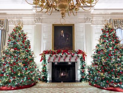 La State Dining Room de la Casa Blanca está presidida por dos árboles decorados con fotos familiares de las otras parejas presidenciales que la propia Biden eligió mirando fotografías en su casa de Delaware. En esta misma estancia, bajo el retrato de Lincoln, hay una ristra de calcetines de rayas que coincide en número con los nietos de los Biden.