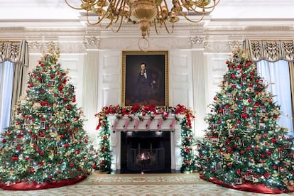 La State Dining Room de la Casa Blanca está presidida por dos árboles decorados con fotos familiares de las otras parejas presidenciales que la propia Biden eligió mirando fotografías en su casa de Delaware. En esta misma estancia, bajo el retrato de Lincoln, hay una ristra de calcetines de rayas que coincide en número con los nietos de los Biden.